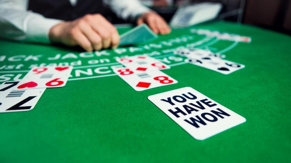 What are the chances of winning blackjack?